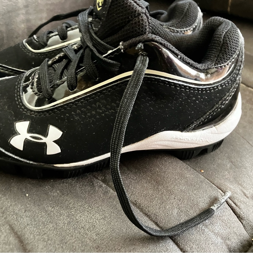 Boy UA boys baseball Cleets size 11K